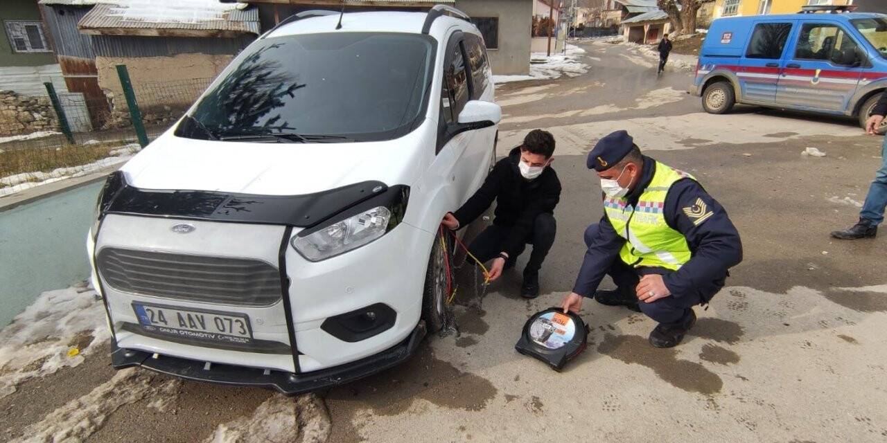 Çayırlı’da jandarma ekipleri, kış lastiği konusunda sürücüleri bilgilendirdi