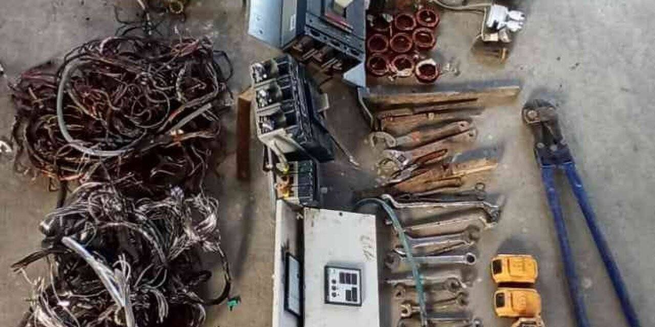 Burdur’da çaldıkları 100 bin TL’lik malzemeleri Antalya’da yakarken yakalandılar