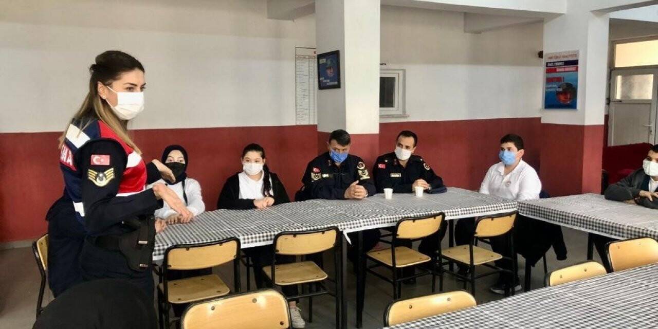 Jandarma ortaokul öğrencilerini misafir etti
