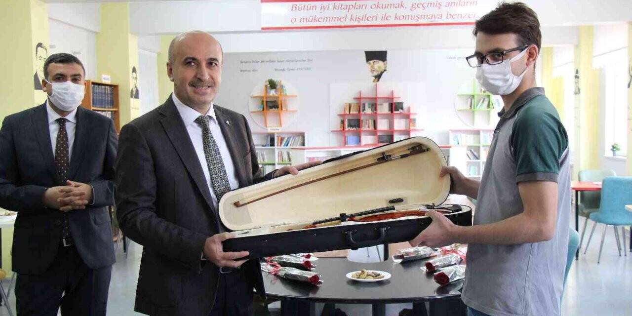 Antalya’da 3’üncülük elde eden lise öğrencisine keman hediye edildi