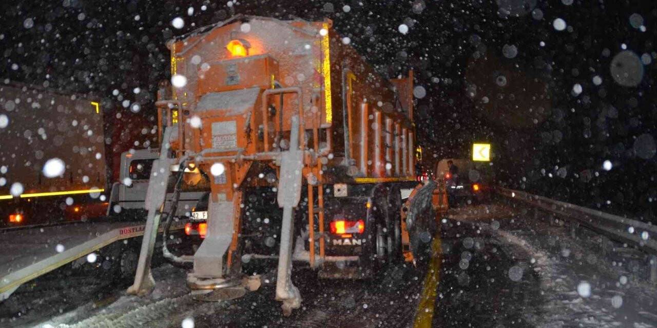 Alacabel’de kar kalınlığı 20 cm’ye ulaştı, tırların geçişine izin verilmiyor