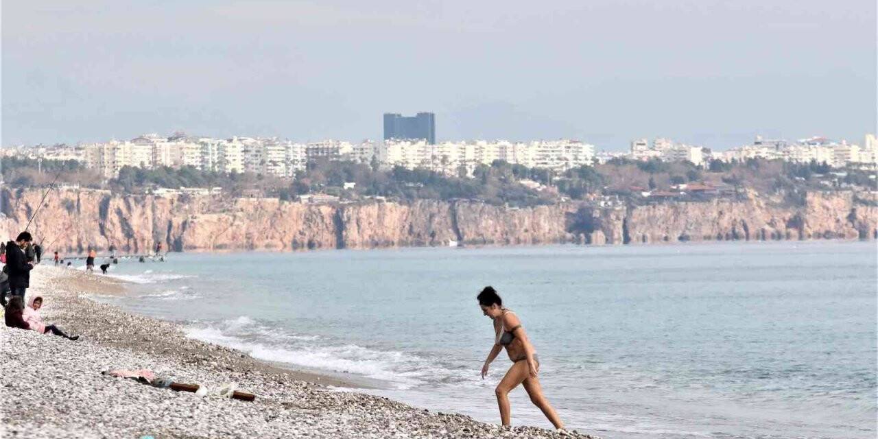 Türkiye kar beklerken Antalya’da yaz günlerini aratmayan görüntüler