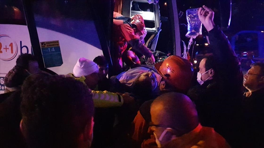 Yolcu otobüsünün karıştığı zincirleme kazada 20 kişi yaralandı