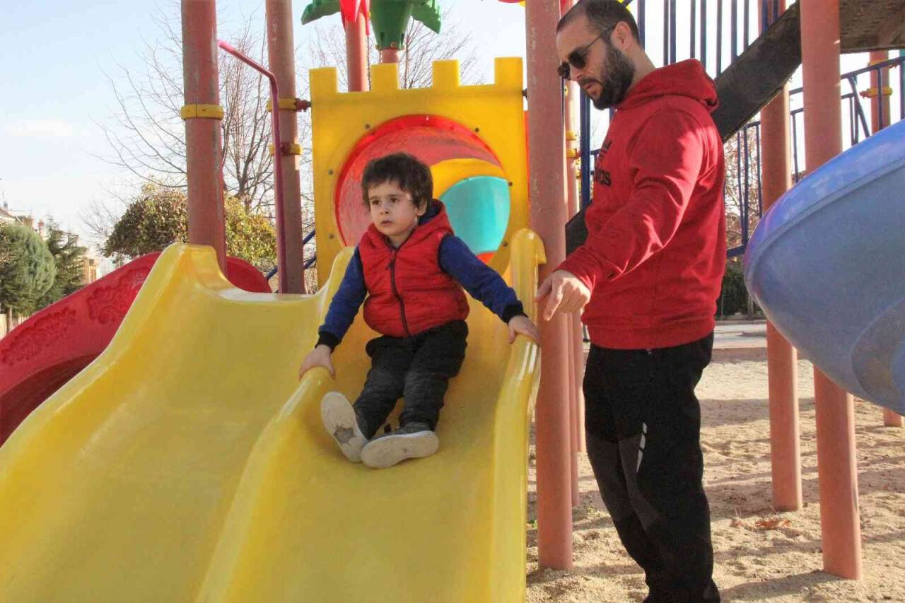 Otizmli çocuğunu topluma kazandırmak için mücadele ediyor