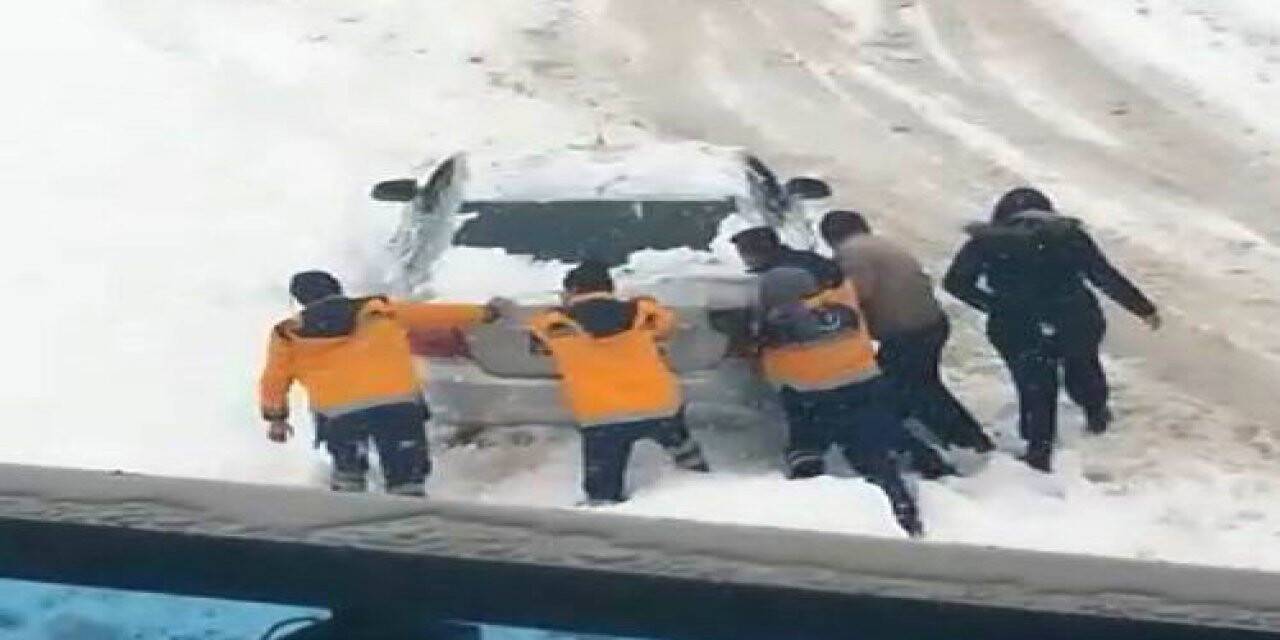 112 sağlık görevlileri kara saplanan sürücülerin imdadına yetişti