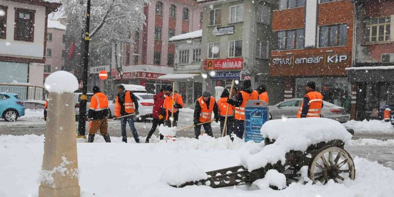 Akşehir’de kar temizliği çalışmaları sürüyor