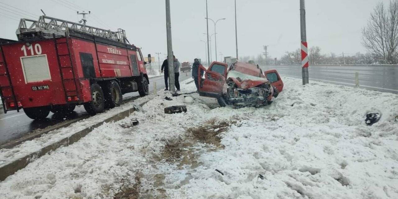 Otomobil aydınlatma direğine çarptı: 3 yaralı