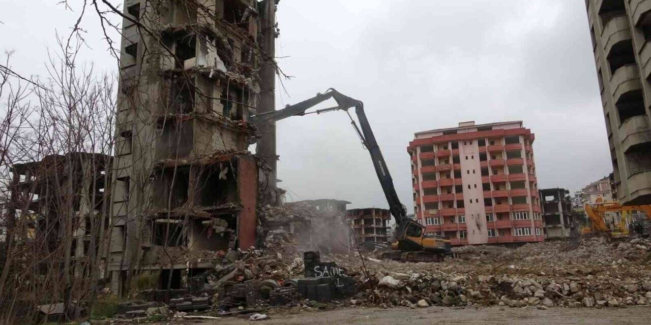Kartal’da çevre güvenliğini tehdit eden metruk bina yıkıldı