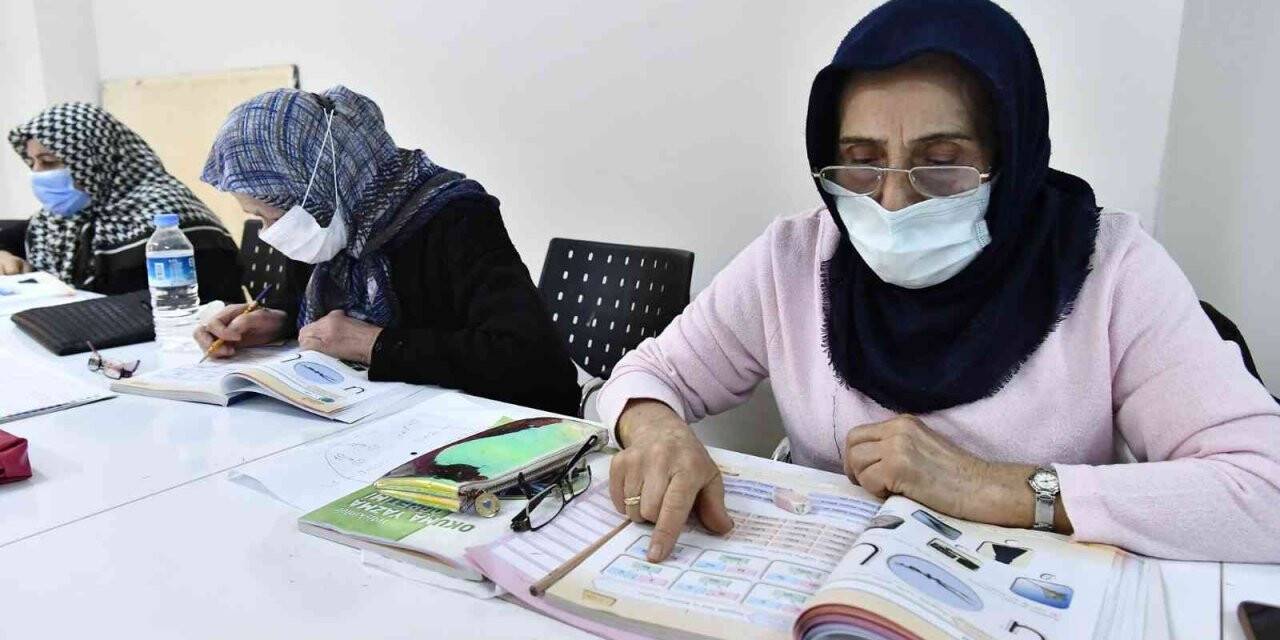 65 yaşında okuma yazma öğrendiler