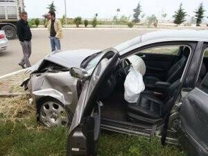 OTOMOBİL DOLMUŞ DURAĞINA GİRDİ: 2 YARALI