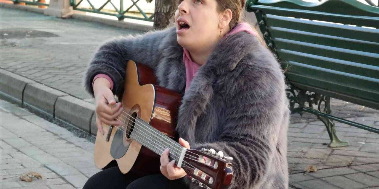 Görme engelli İranlı sanatçıdan Eskişehirlilere müzik ziyafeti