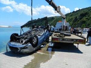 OTOMOBİL DENİZE DÜŞTÜ