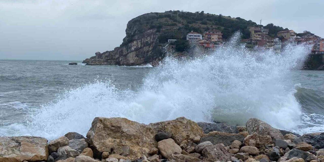 Kuvvetli fırtına dev dalgalar oluşturdu