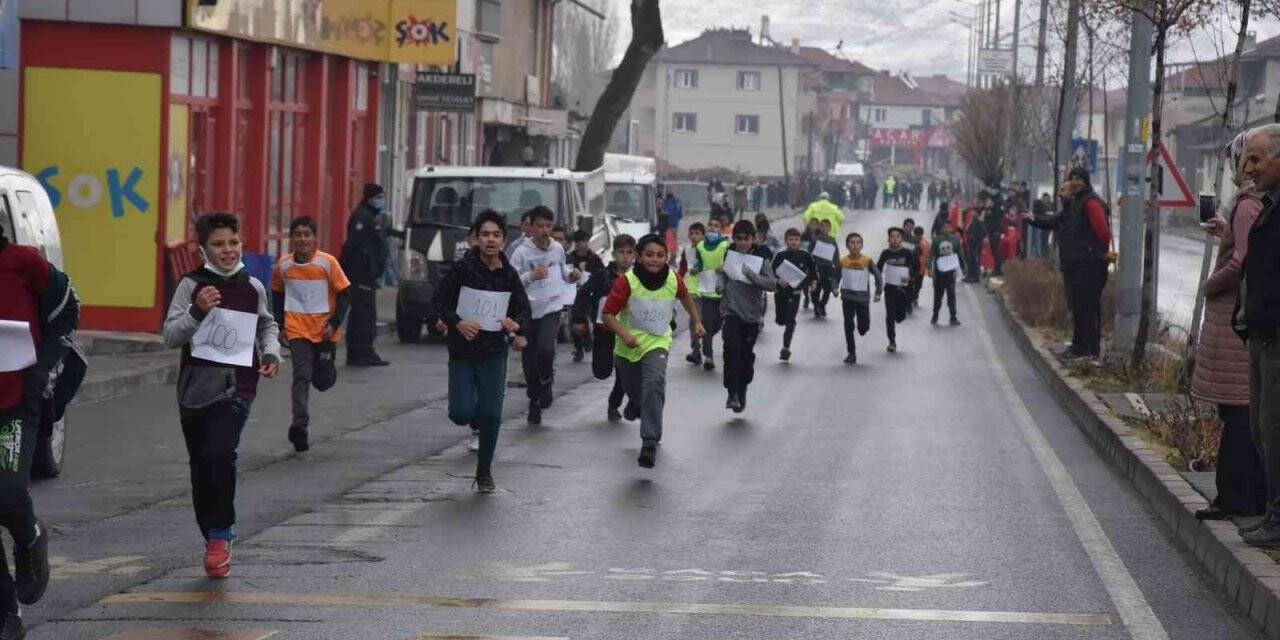 Tomarza’da Atatürk Koşusu düzenlendi