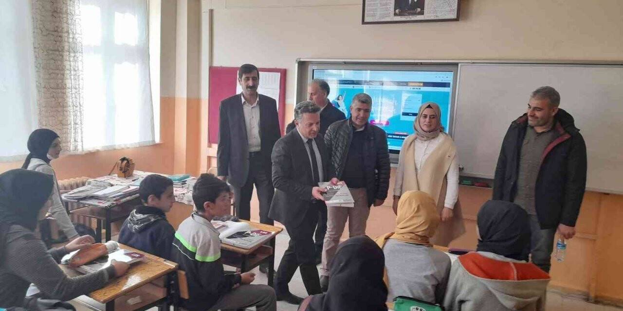 Yazıkonak Belediye başkanı, Bingöl’deki öğrencilere kitap dağıttı