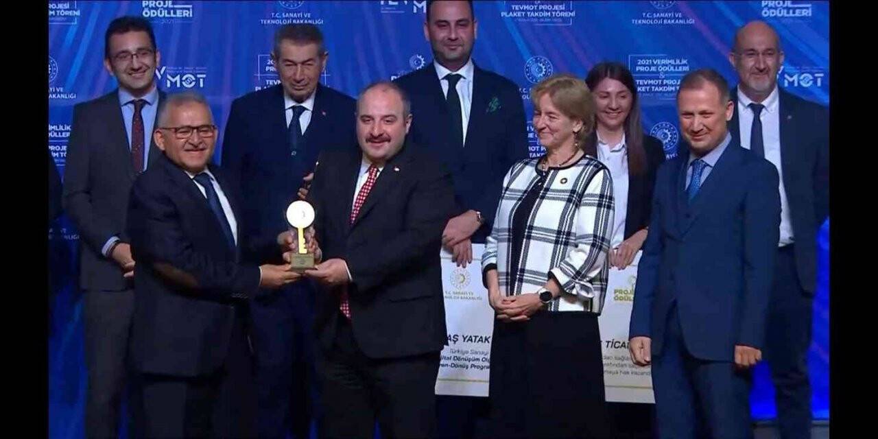 Başkan Büyükkılıç ödülünü Bakan Varank’ın elinden aldı