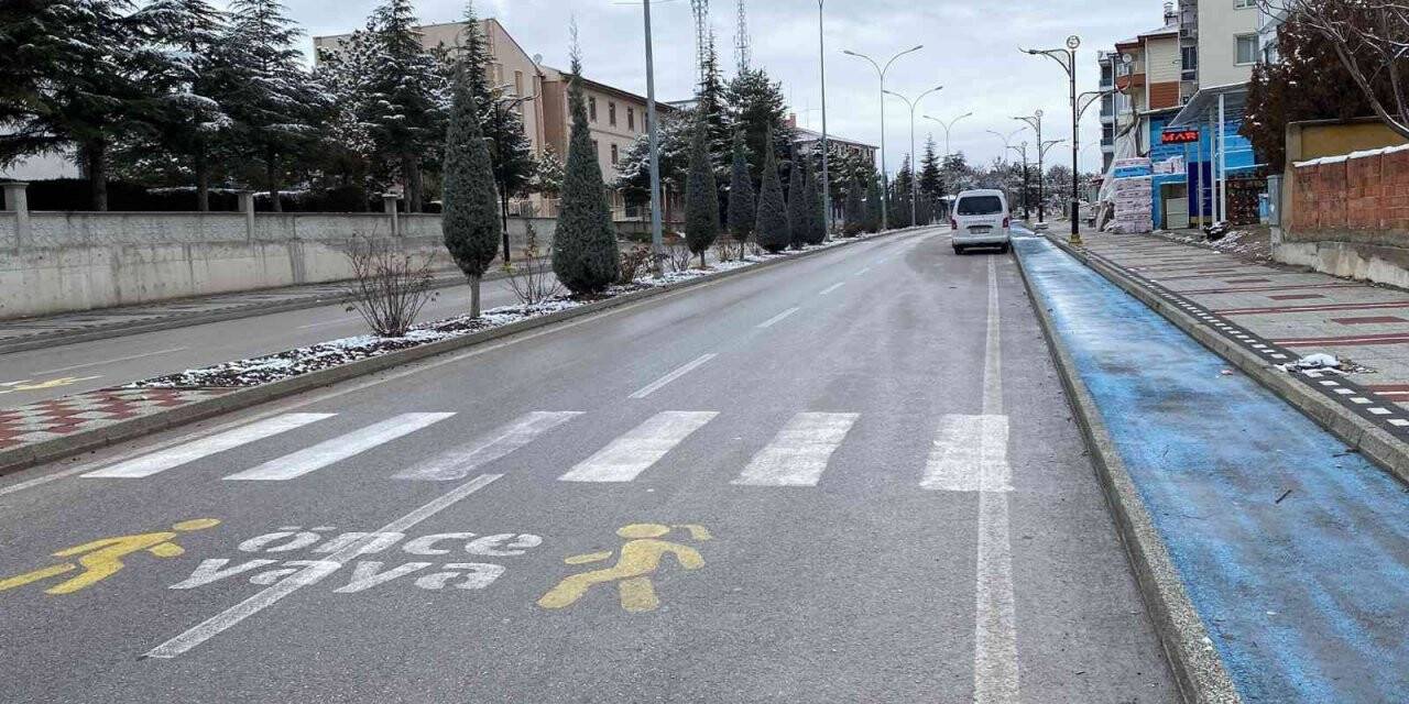 Servis aracından inen genç kıza minibüs çarptı