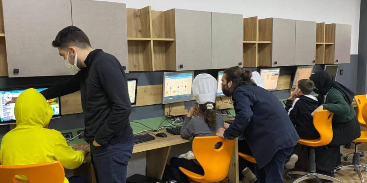 SAÜ IEEE Öğrenci Topluluğundan ilköğretim öğrencilerine kod eğitimi
