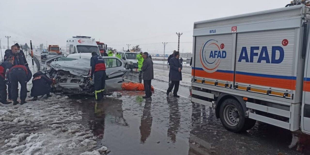 Otomobille tır çarpıştı: 1 ölü