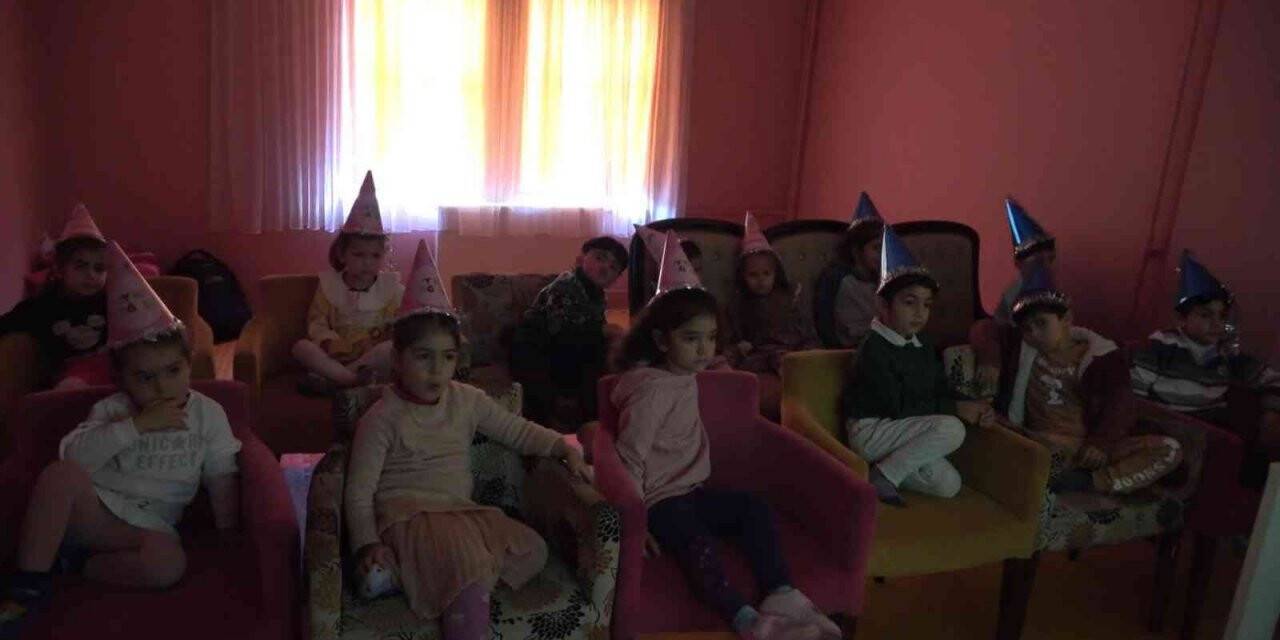 Minik çocuklara emniyet kemeri eğitimi