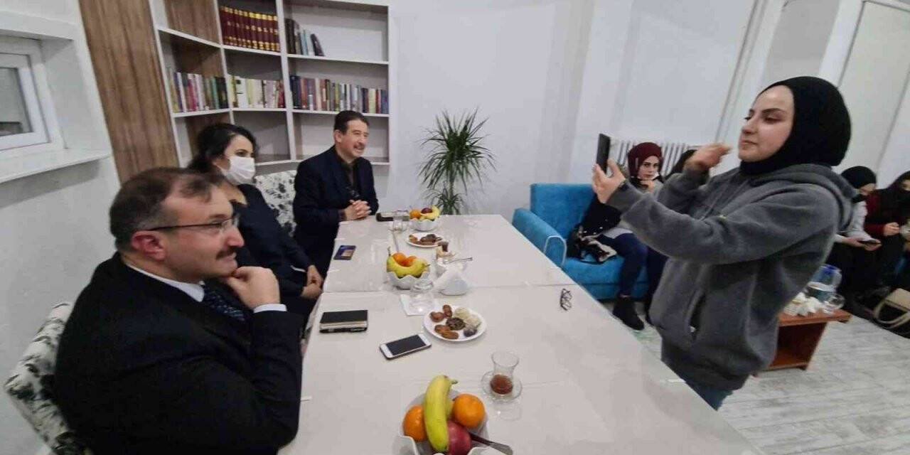 DPÜ Emet MYO öğrencileri, çocuk kitapları yazarı Gülten Dayıoğlu ile tanıştı