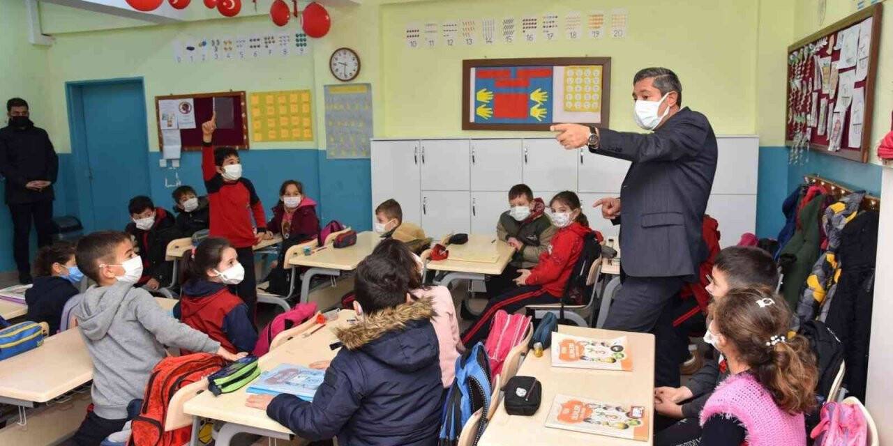 Müdür Tatlı İvrindi’de öğretmen ve öğrencilerle buluştu