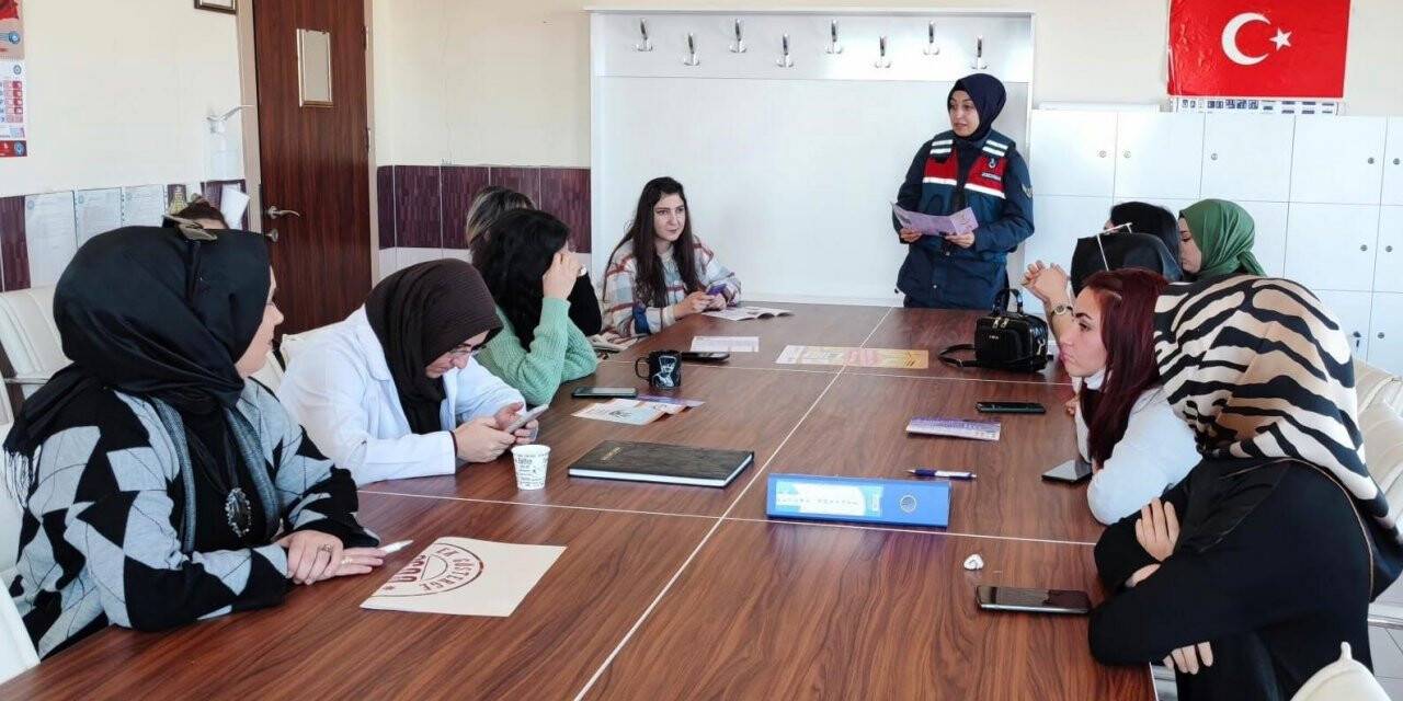 Nevşehir’de kadınlara KADES uygulaması anlatıldı