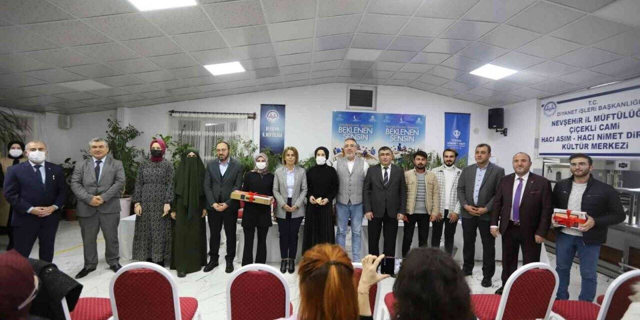 Başarılı öğrenciler ödüllendirildi