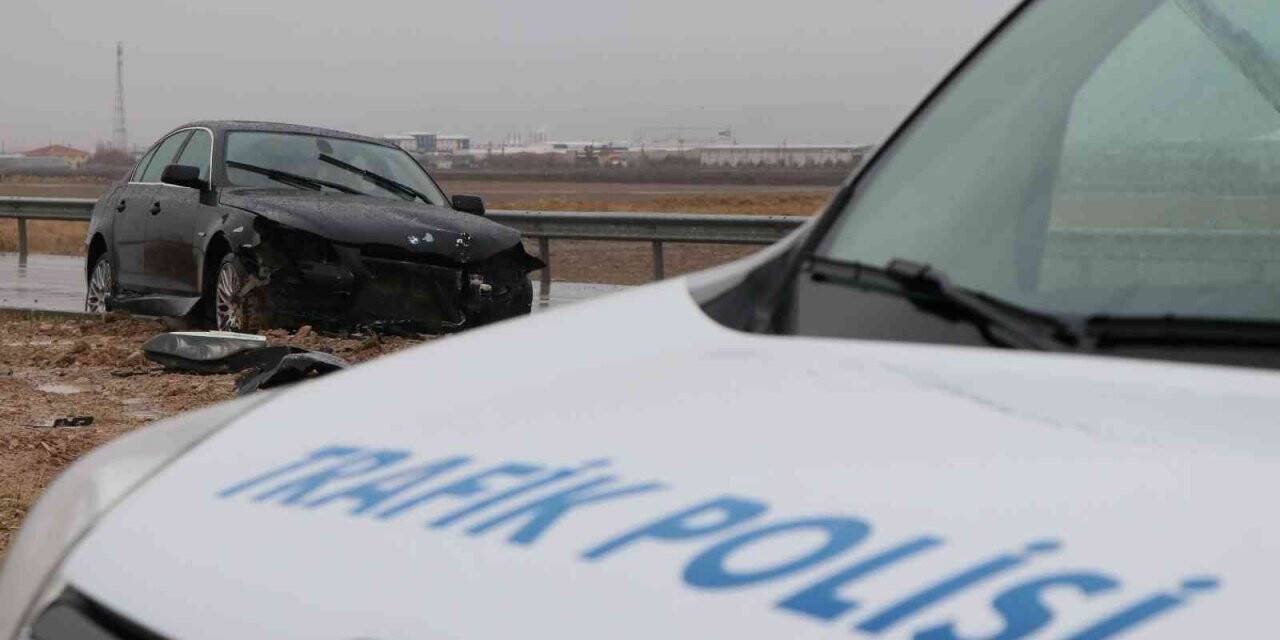 Aksaray’da otomobil refüje çarptı: 2 yaralı