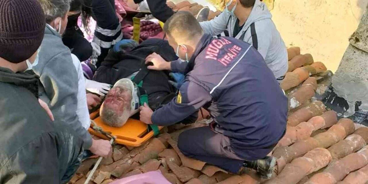 Çatıda kiremit aktarırken düştü