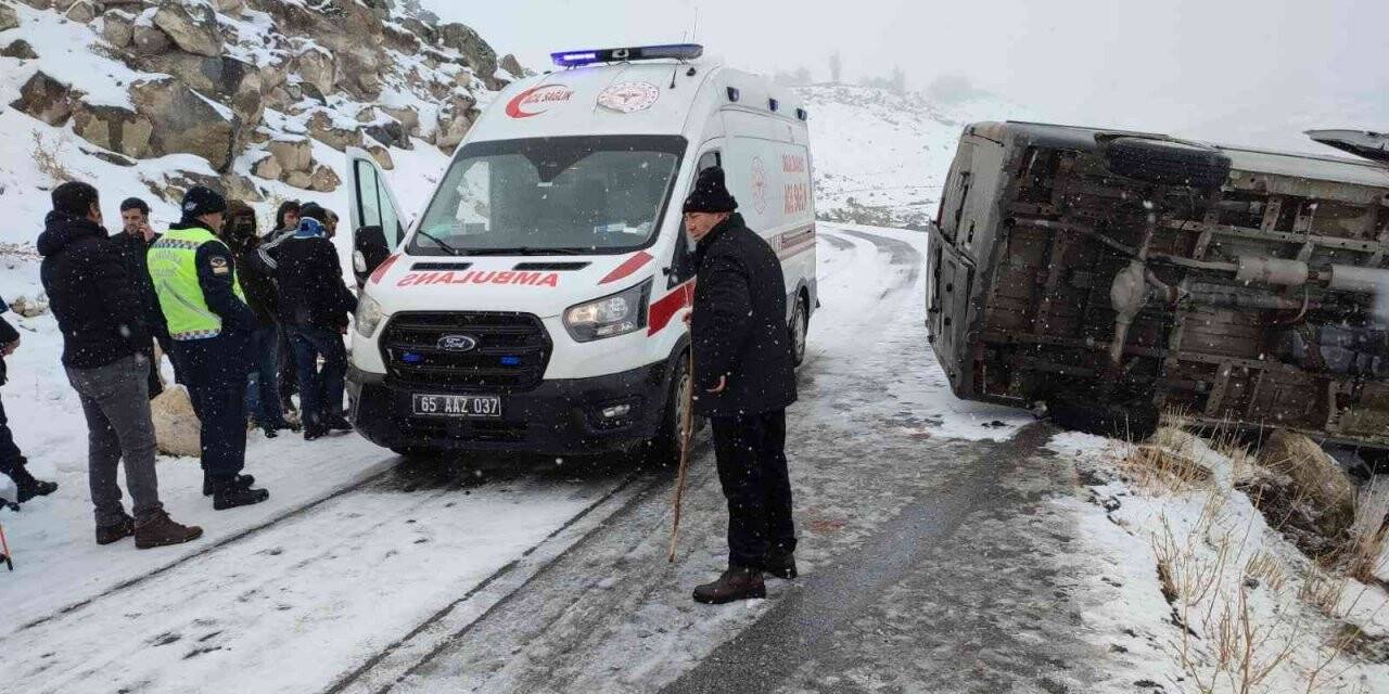 Kontrolden çıkan minibüs yan yattı: 2 yaralı