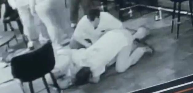 Kalp krizi geçiren adamın cüzdanını çaldı İZLE