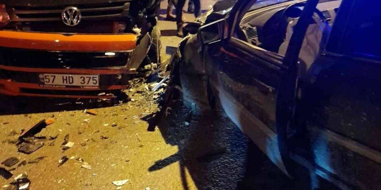 Türkeli’de minibüs ile otomobil çarpıştı
