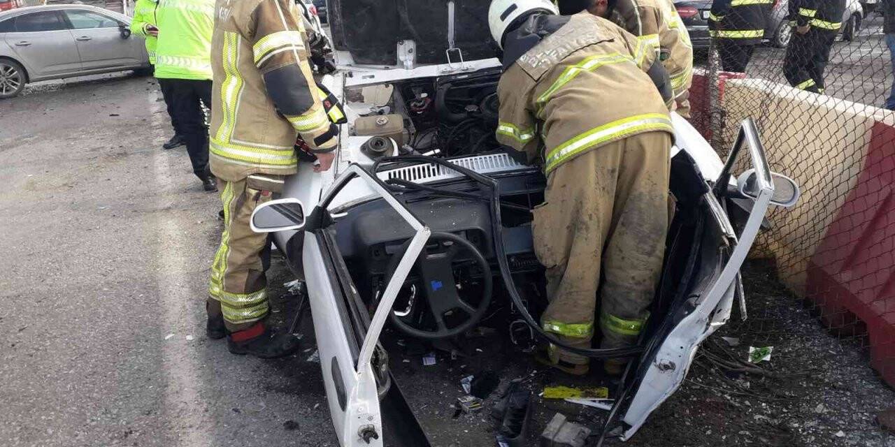 İzmir’de feci kaza: Otomobil ikiye bölündü, 4 kişi yaralandı