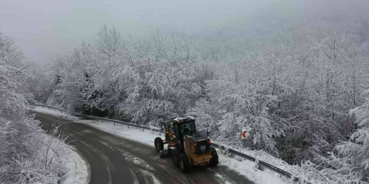 Ekipler lapa lapa yağan kar ile işte böyle mücadele ediyor