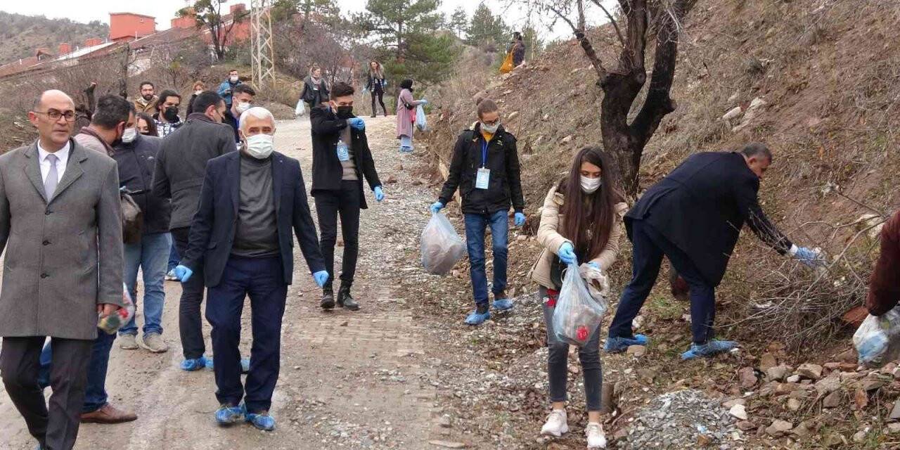 Üniversite öğrencilerinden anlamlı davranış