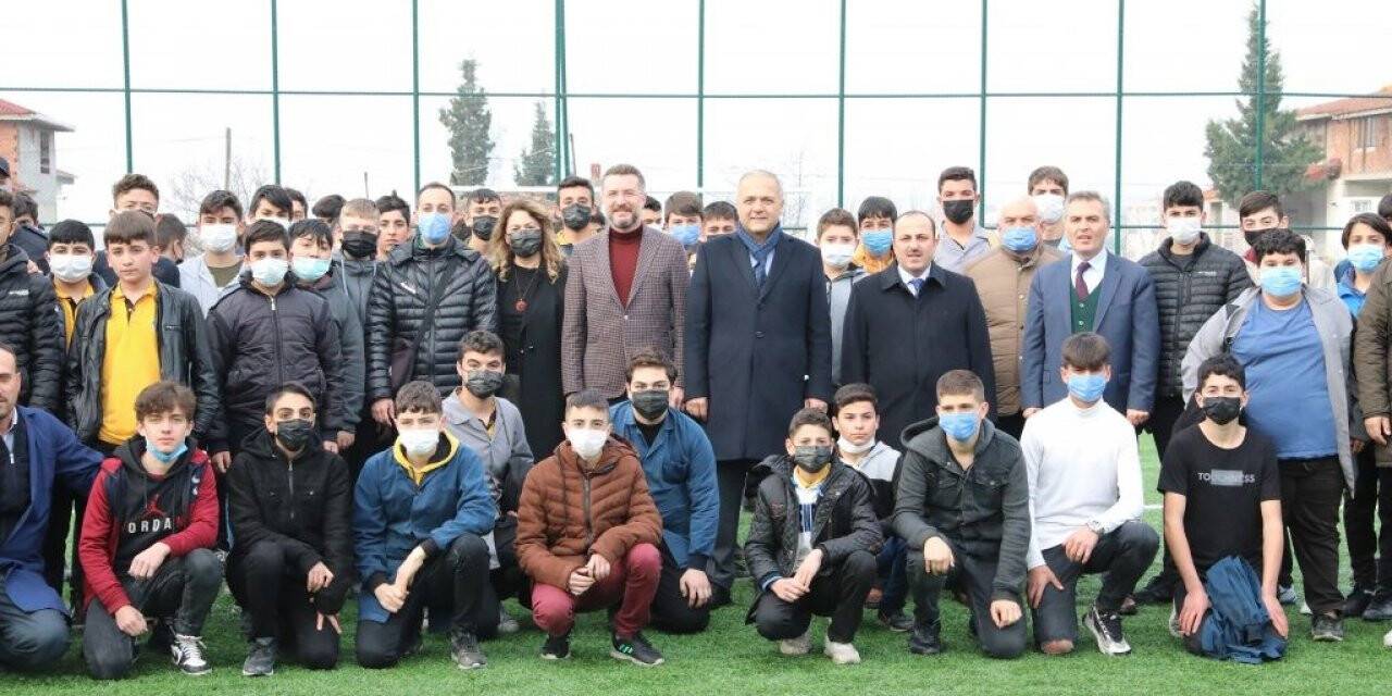 Suluova Belediyesi’nden iki liseye halı saha