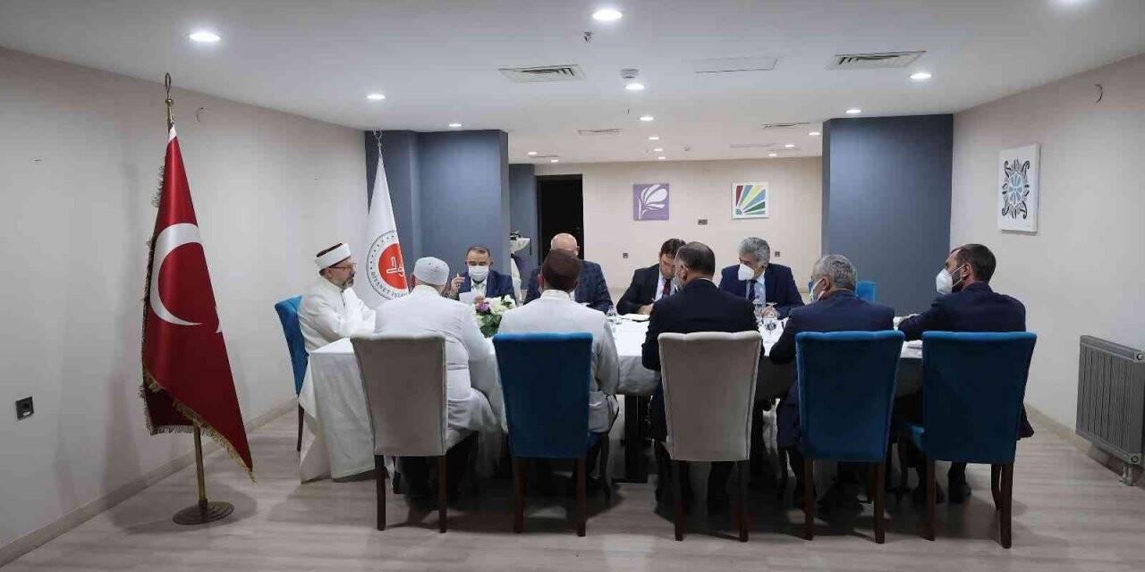 Diyanet İşleri Başkanı Erbaş, Gürcistan müftüleriyle bir araya geldi
