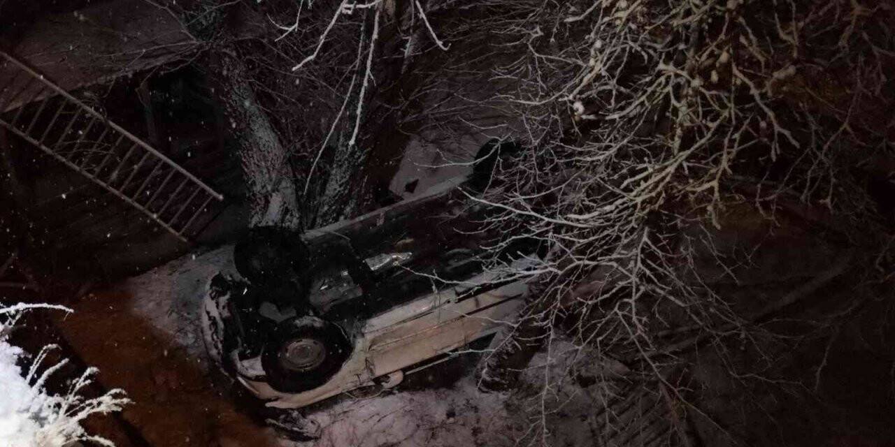 Bahçeye uçan otomobilden yara almadan çıktı, yardım istemeye gitti