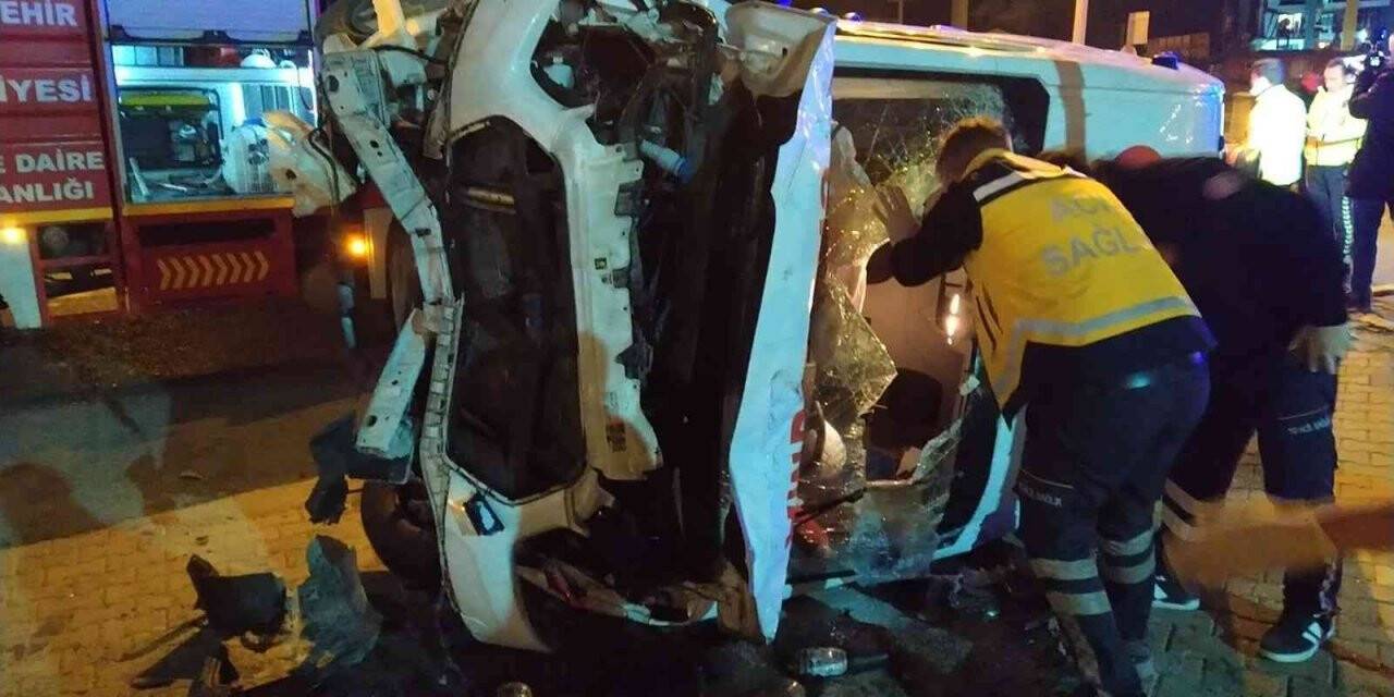 Balıkesir’de ambulansın da karıştığı zincirleme kaza: 3’ü sağlık görevlisi 4 yaralı