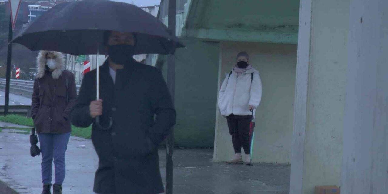 İstanbullular hafta sonuna yağmurla uyandı