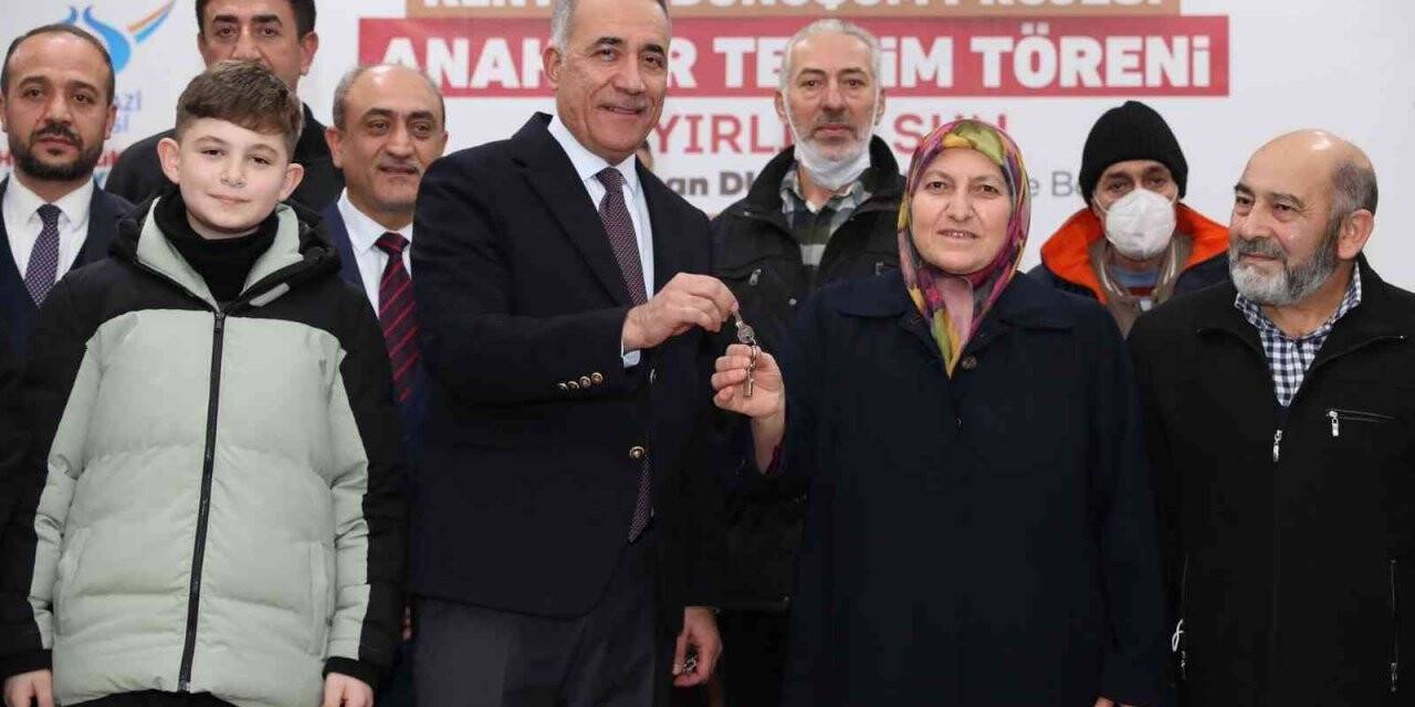 Sultangazi’de kentsel dönüşüm projesi ile 30 aile ev sahibi oldu