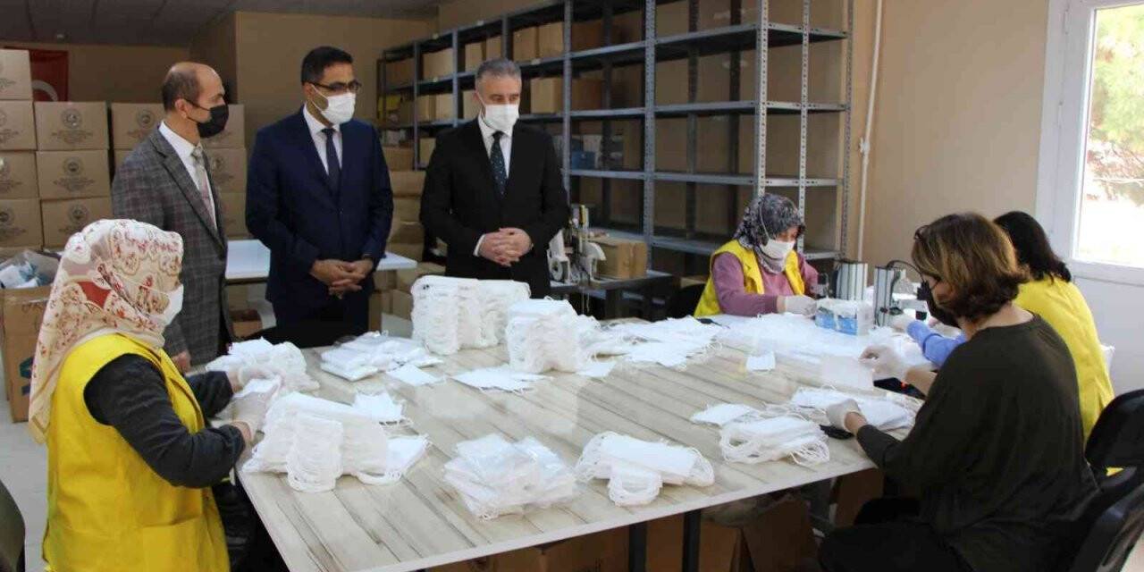 Milli Eğitim destek verdi, 6 kadın bir yılda 3,5 milyondan fazla maske üretti