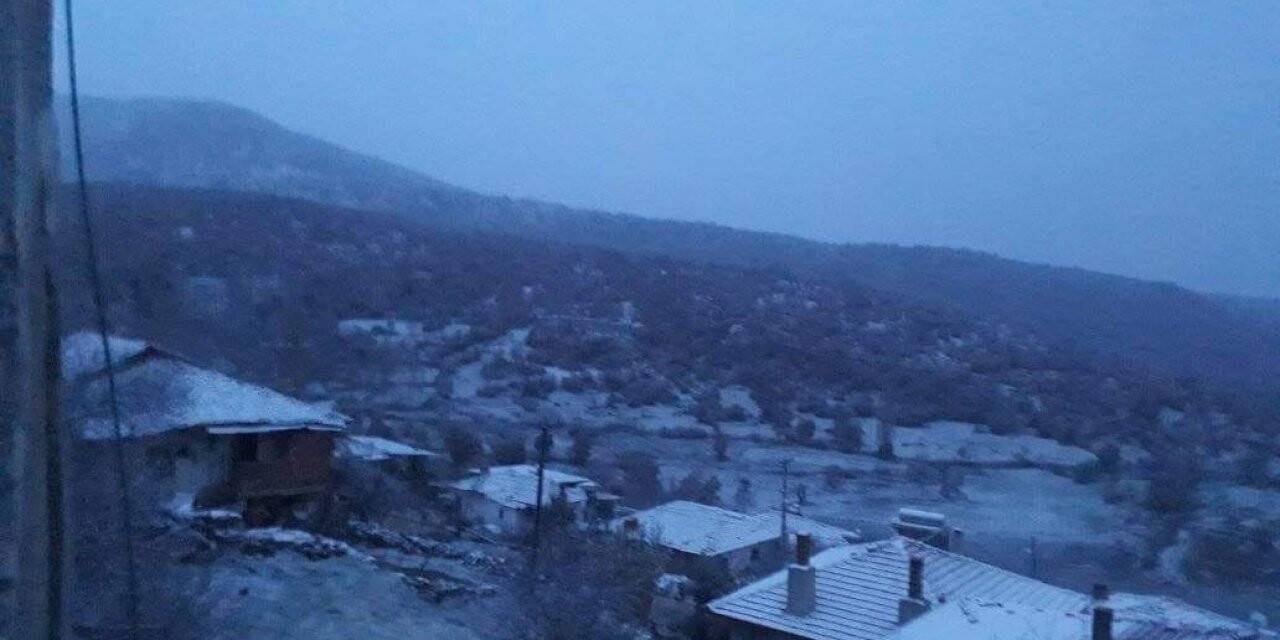 Selendi güne kar yağışı ile başladı