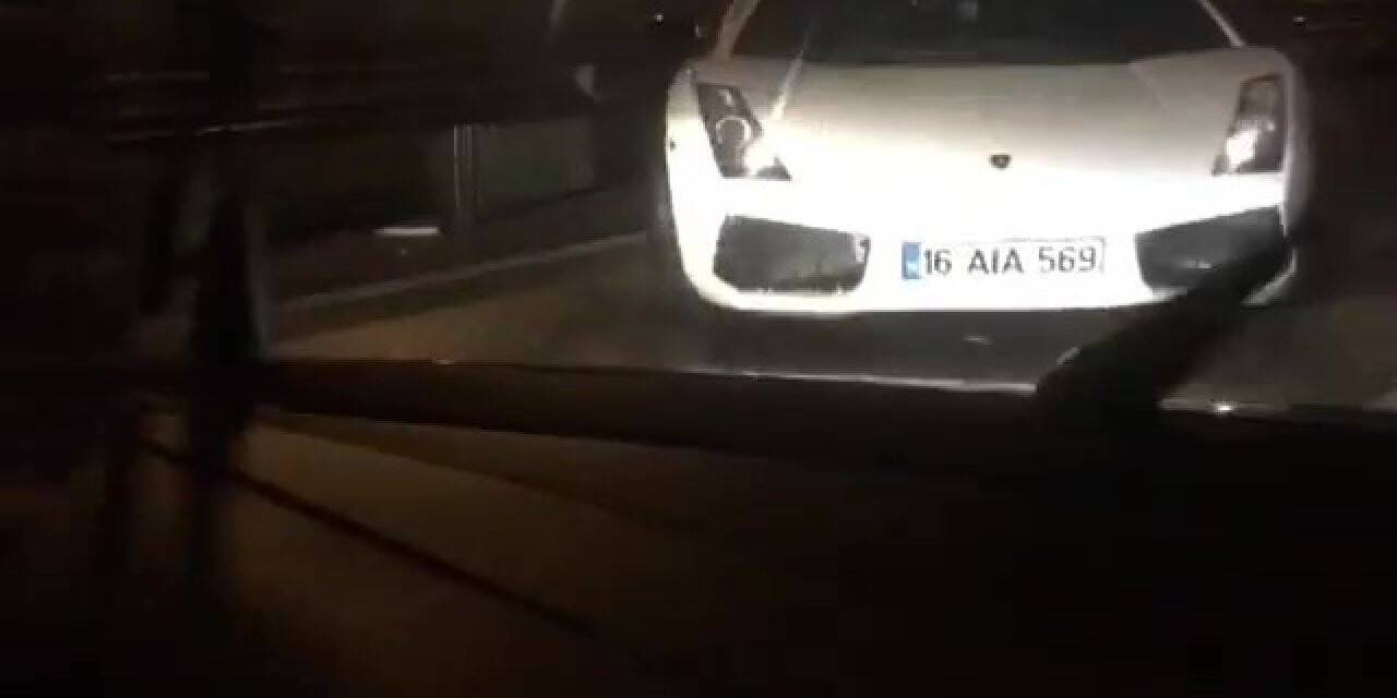 Bursa’da lüks otomobil kayganlaşan yolda kontrolden çıktı, bariyerlere çarptı
