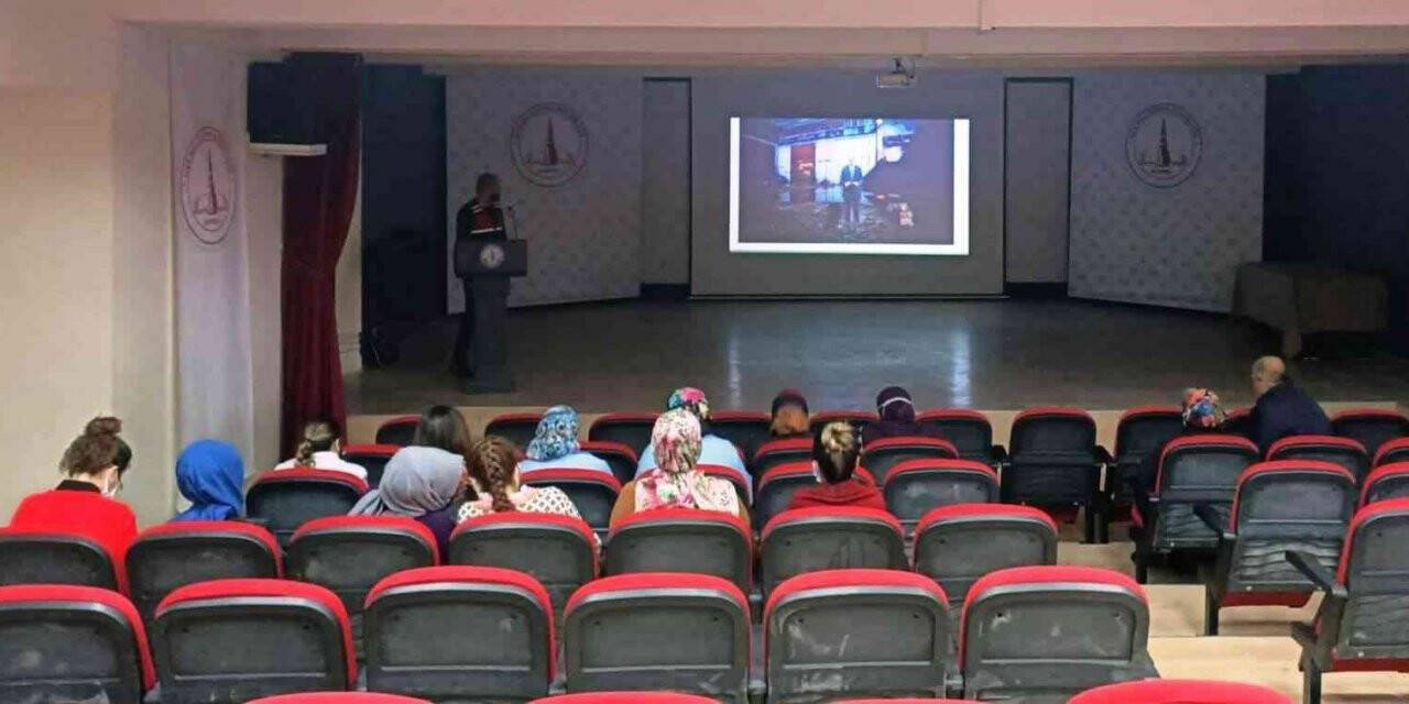 Altıntaş’ta “En İyi Narkotik Polisi Anne” semineri