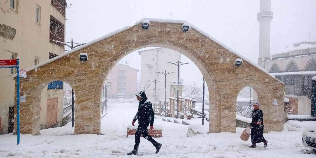 Hakkari’de 56 yerleşim yeri ulaşıma kapandı