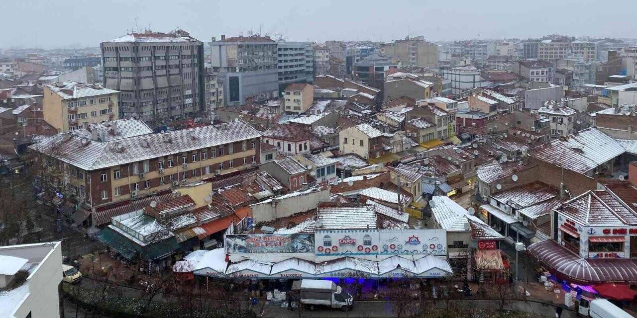 Eskişehir’de çatılar beyaza bürünürken, yerler ıslak kaldı