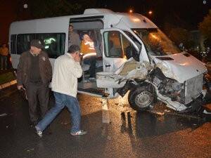 Geziden dönen minibüs ağaca çarptı: 12 yaralı