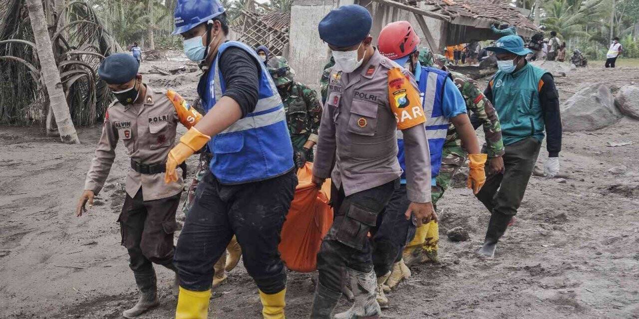 Endonezya’da Semeru Yanardağı için alarm seviyesi yükseltildi